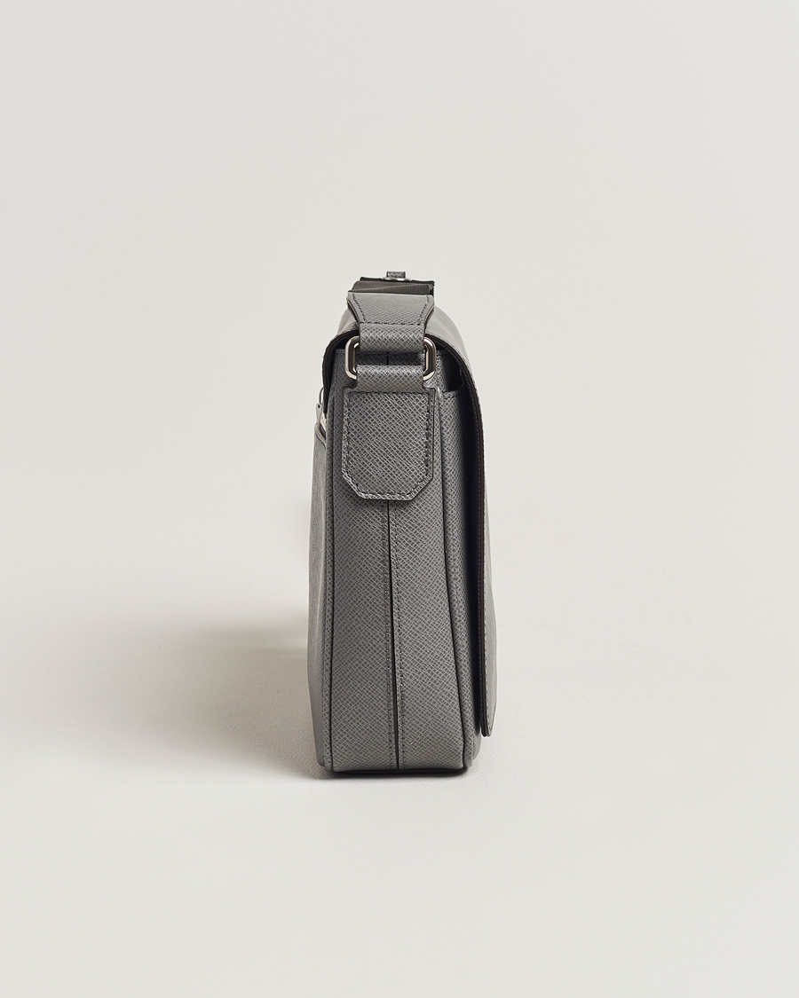 Louis Vuitton Pre-Owned District PM Taiga Messenger Grey at