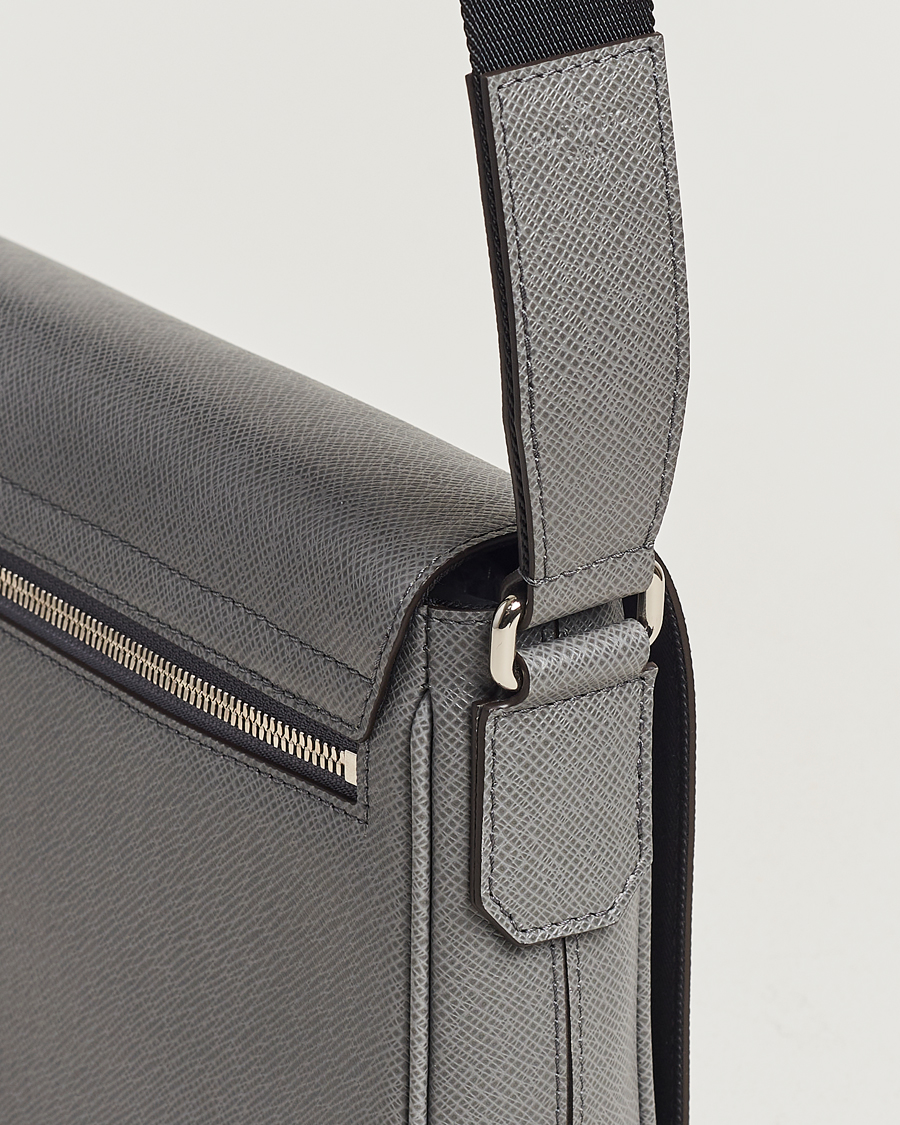 Louis Vuitton Pre-Owned District PM Taiga Messenger Grey at