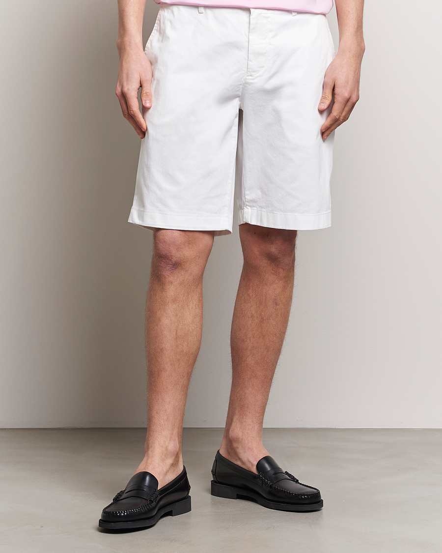 Men | Chino Shorts | J.Lindeberg | Nathan Cloud Satin Shorts White