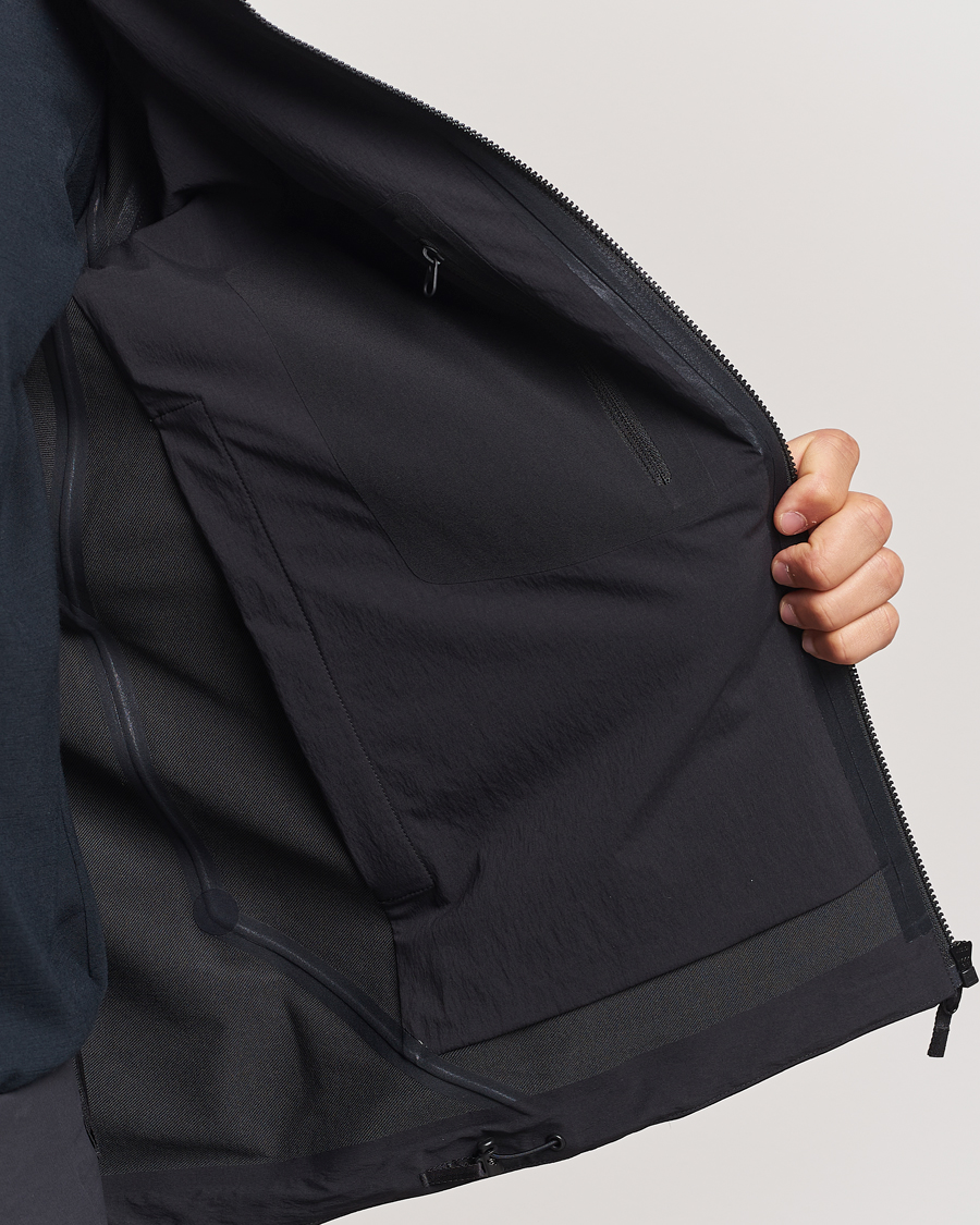 Men | Coats & Jackets | Arc'teryx Veilance | Isogon GORE-TEX Hooded Shell Jacket Black