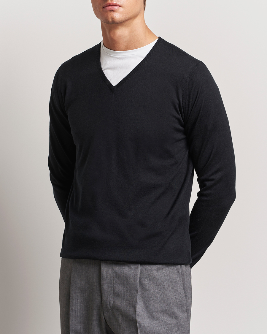 Men | Sweaters & Knitwear | John Smedley | Bobby Extra Fine Merino V-Neck Pullover Black