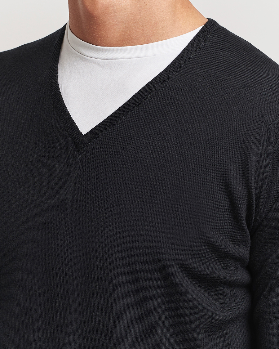 Men | Sweaters & Knitwear | John Smedley | Bobby Extra Fine Merino V-Neck Pullover Black