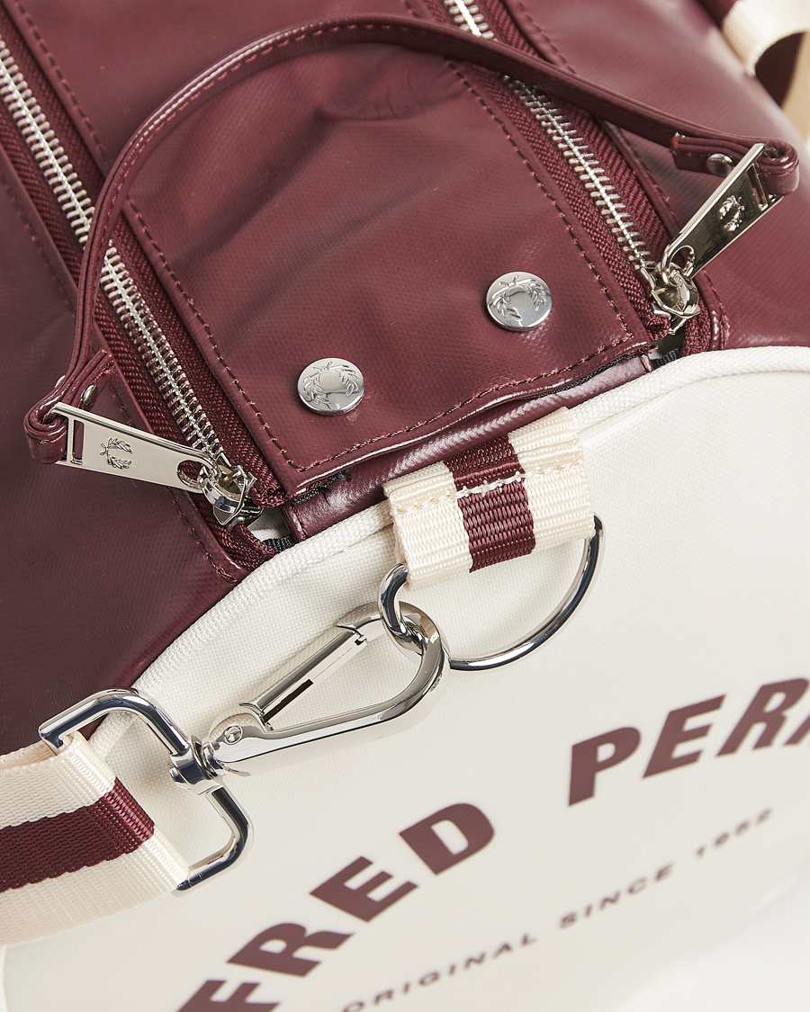 Men | Fred Perry Classic Barrel Bag Oxblood/Ecru | Fred Perry | Classic Barrel Bag Oxblood/Ecru