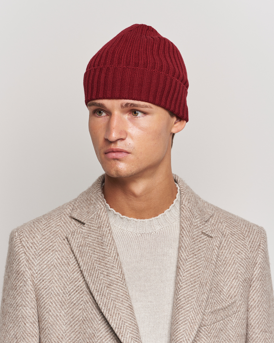 Men | Piacenza Cashmere Ribbed Cashmere Beanie Burgundy | Piacenza Cashmere | Ribbed Cashmere Beanie Burgundy