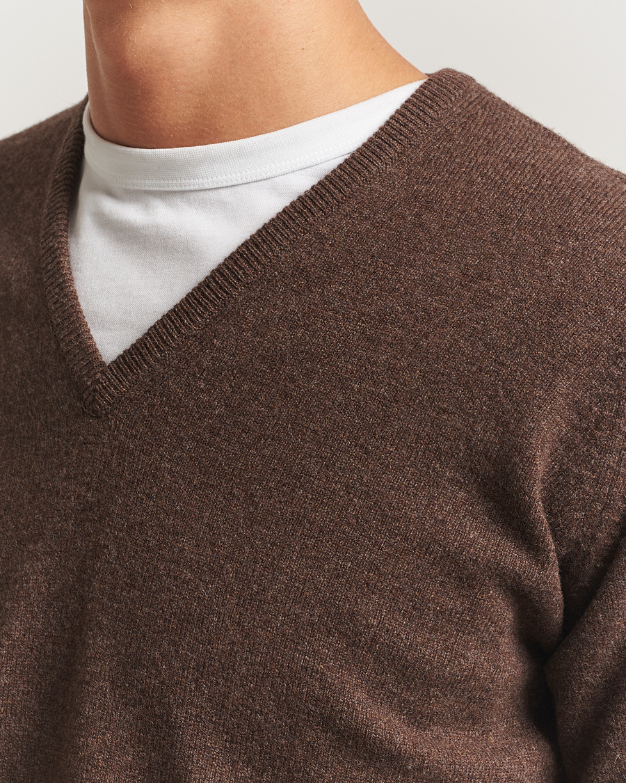 Men | Sweaters & Knitwear | William Lockie | Rob Lambswool V-Neck Mocha