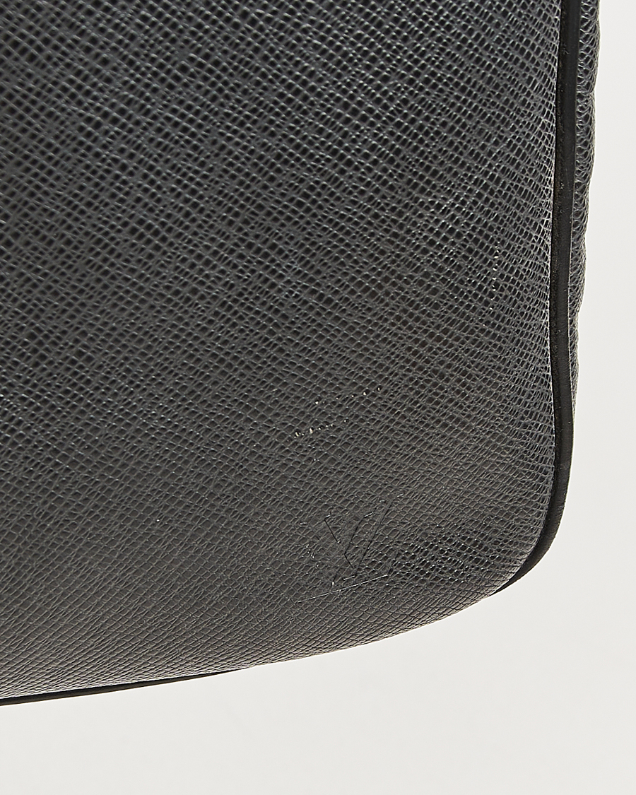 Men | Louis Vuitton Pre-Owned Neo Kendall PM Bag Taiga Black | Louis Vuitton Pre-Owned | Neo Kendall PM Bag Taiga Black