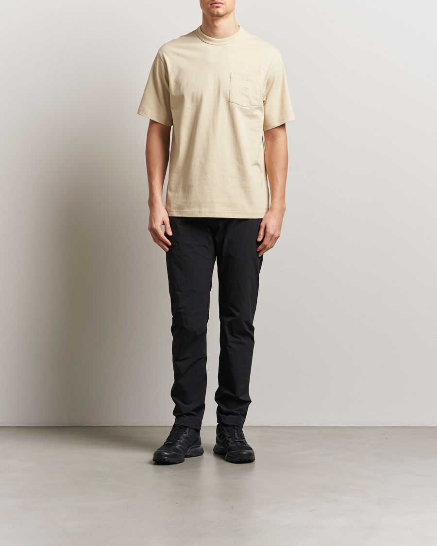 Men | T-Shirts | The North Face | Relaxed Pocket T-Shirt Gravel