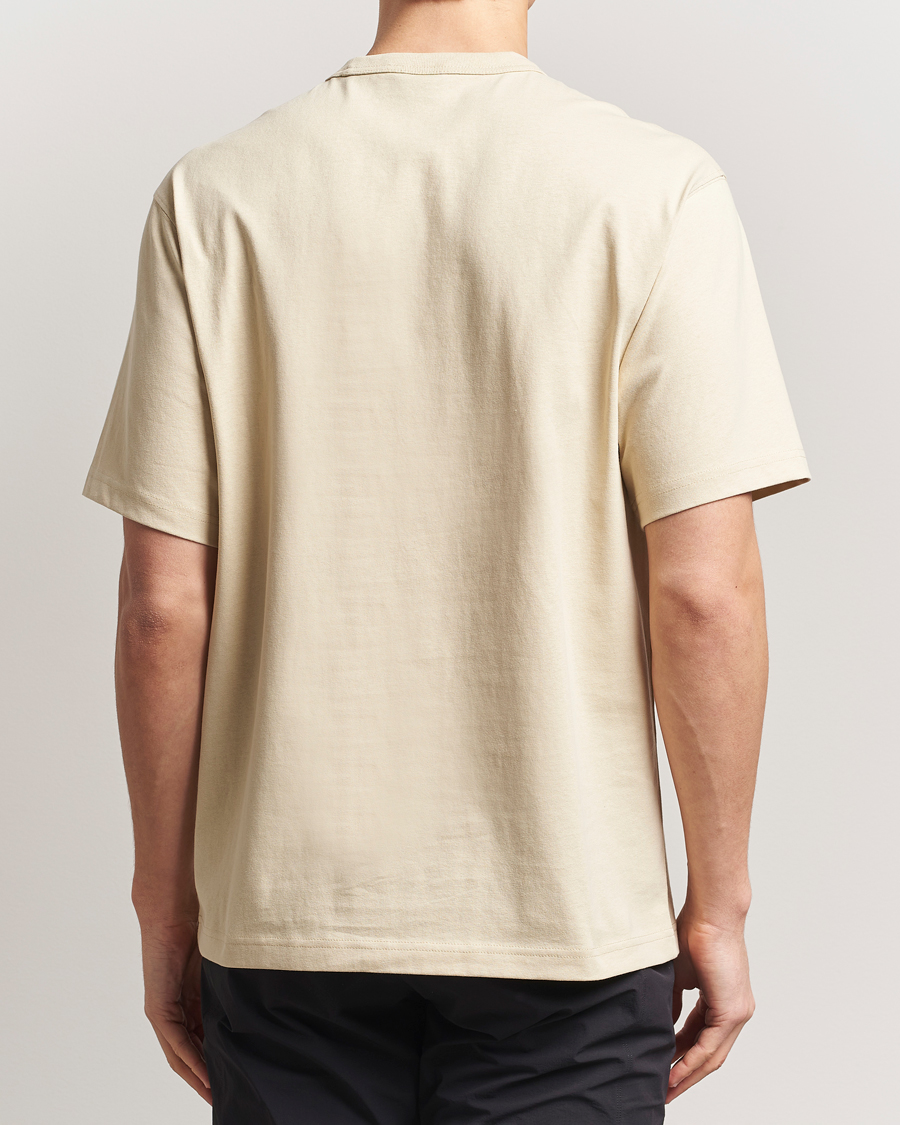 Men | T-Shirts | The North Face | Relaxed Pocket T-Shirt Gravel