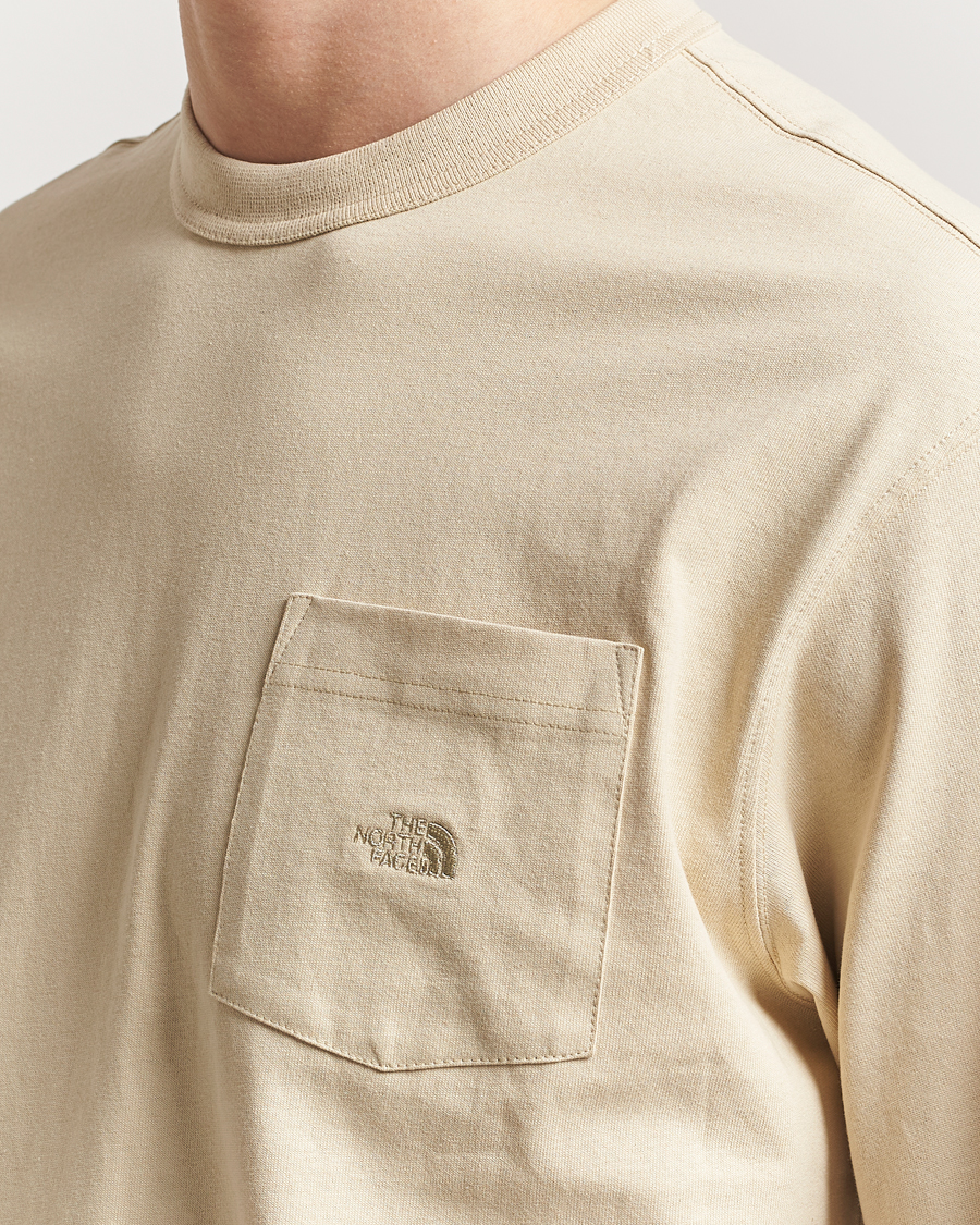 Men | T-Shirts | The North Face | Relaxed Pocket T-Shirt Gravel