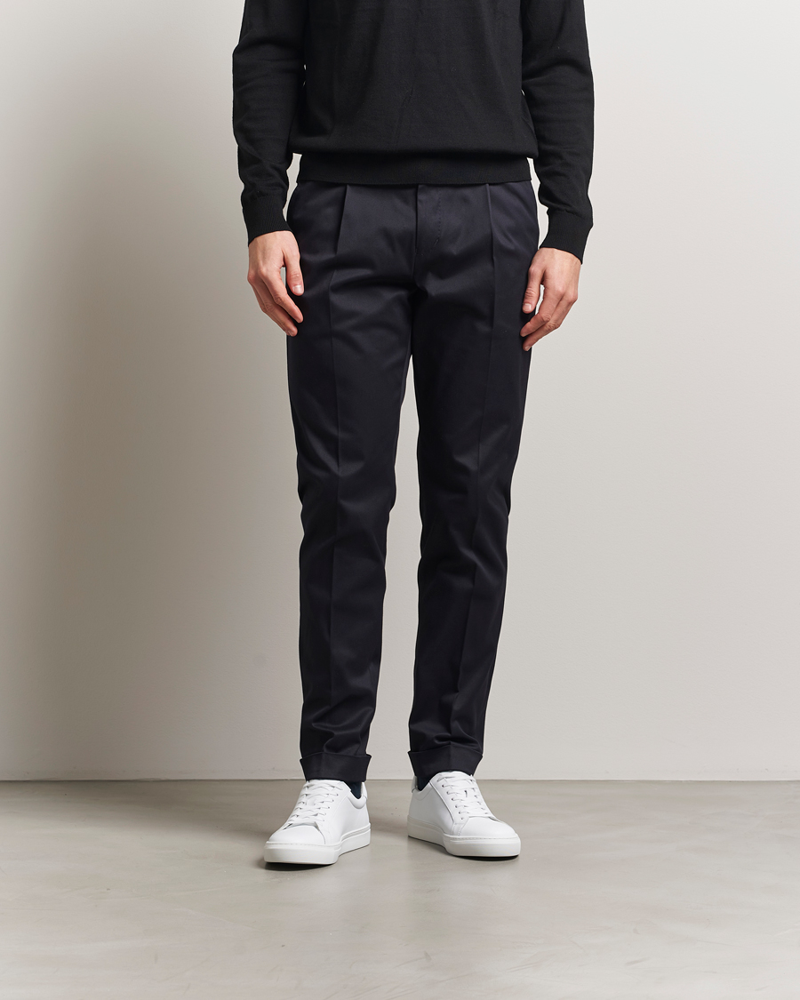 Men | Trousers | Tiger of Sweden | Tenuta Pleated Cotton Trousers Light Ink