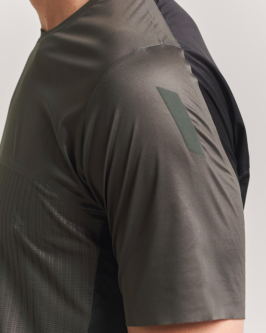 SOAR Running Hot Weather Tee Shale/Black at CareOfCarl.com