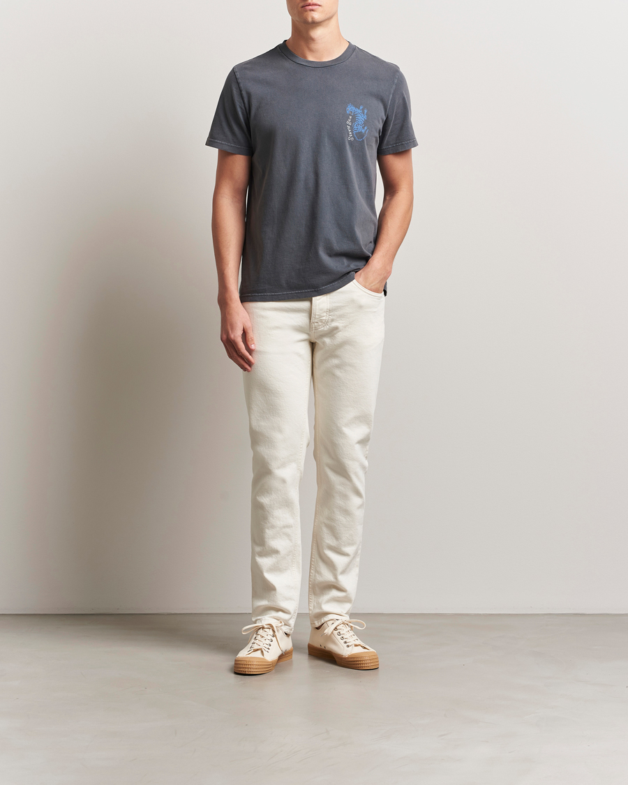 Men | T-Shirts | Nudie Jeans | Roy Wrong Place T-Shirt Antracite