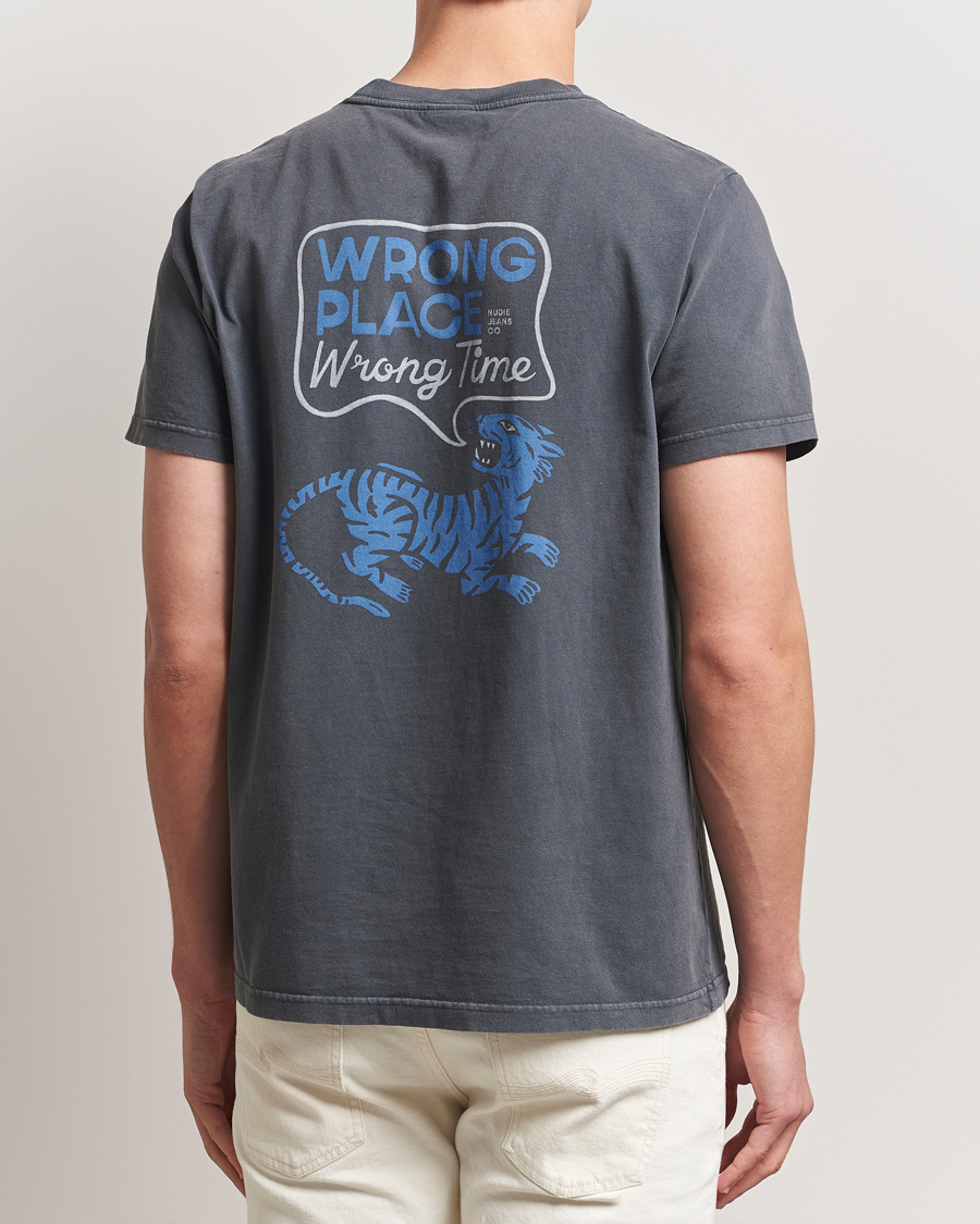 Men | T-Shirts | Nudie Jeans | Roy Wrong Place T-Shirt Antracite