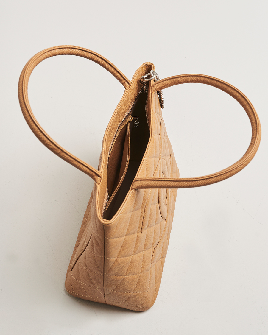 Men | Chanel Pre-Owned Medallion Tote Quilted Caviar Beige | Chanel Pre-Owned | Medallion Tote Quilted Caviar Beige