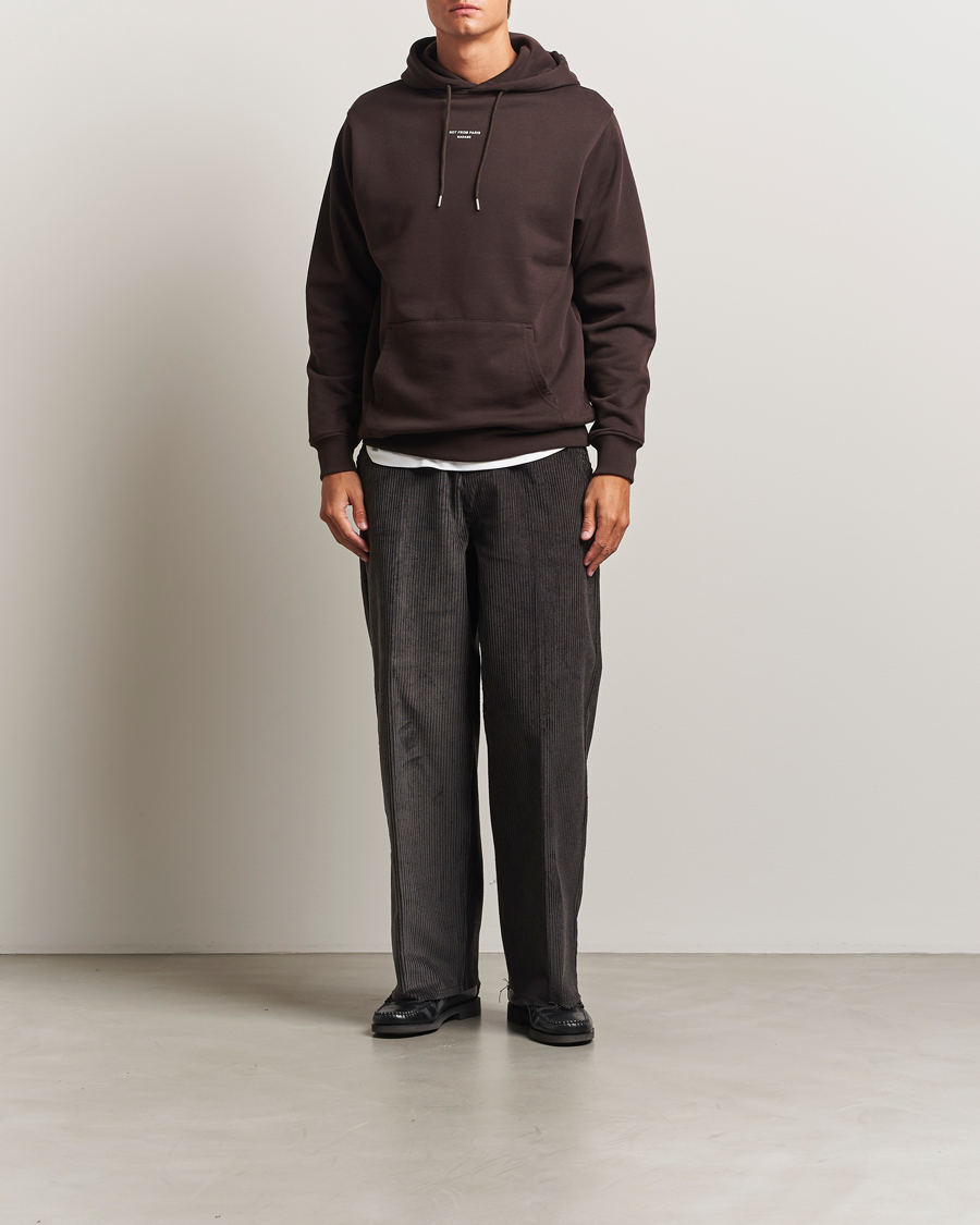 Men | Sweaters & Knitwear | Drôle de Monsieur | Classic Slogan Hoodie Dark Brown