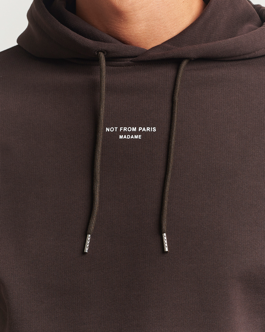 Men | Sweaters & Knitwear | Drôle de Monsieur | Classic Slogan Hoodie Dark Brown