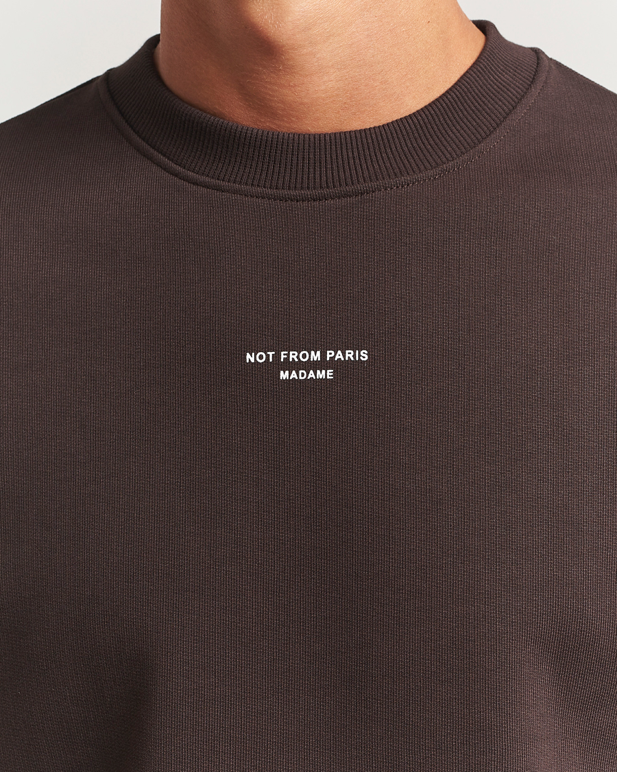 Men | Sweaters & Knitwear | Drôle de Monsieur | Classic Slogan Sweatshirt Dark Brown