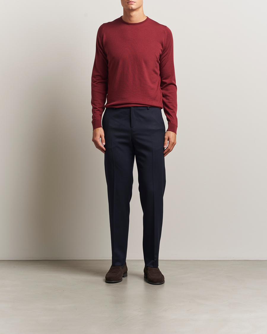 Men | Sweaters & Knitwear | John Smedley | Lundy Extra Fine Merino Crew Neck Wolf Red