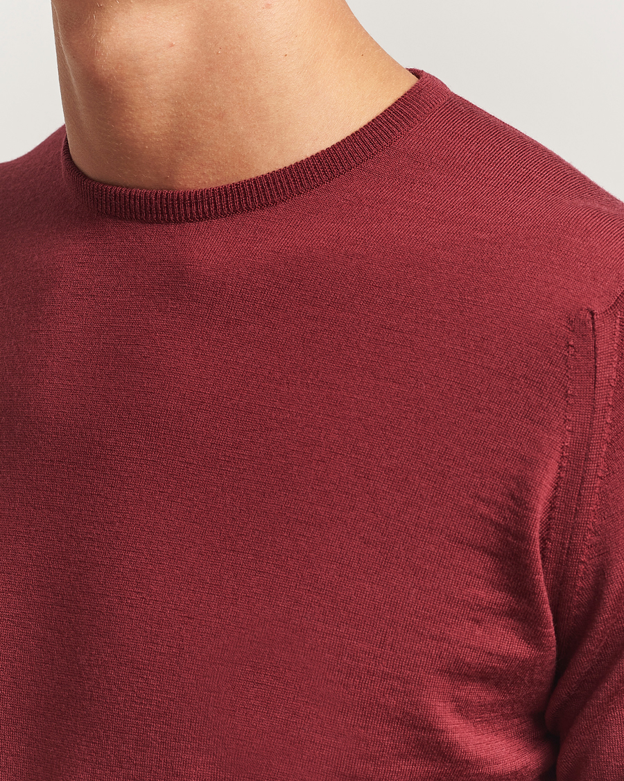 Men | Sweaters & Knitwear | John Smedley | Lundy Extra Fine Merino Crew Neck Wolf Red