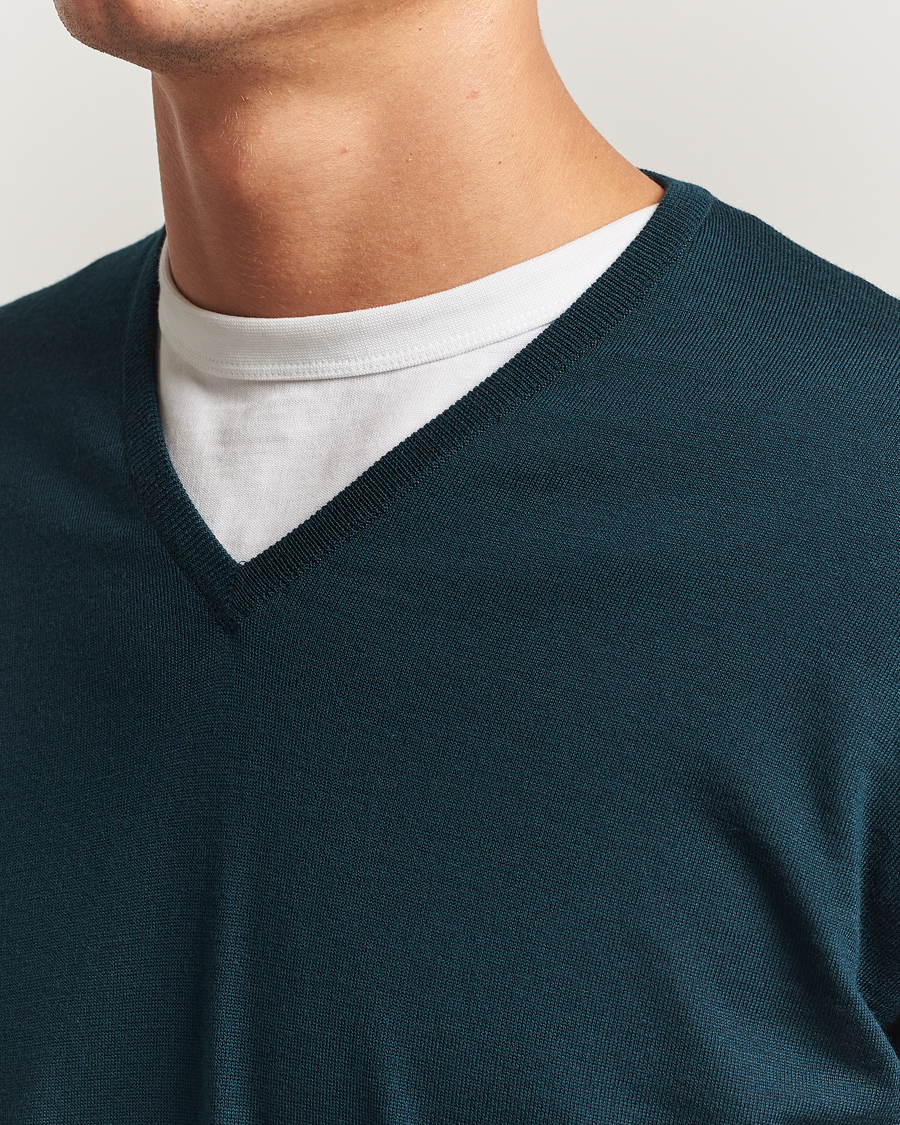 John Smedley Bobby Extra Fine Merino V-Neck Pullover Richardson