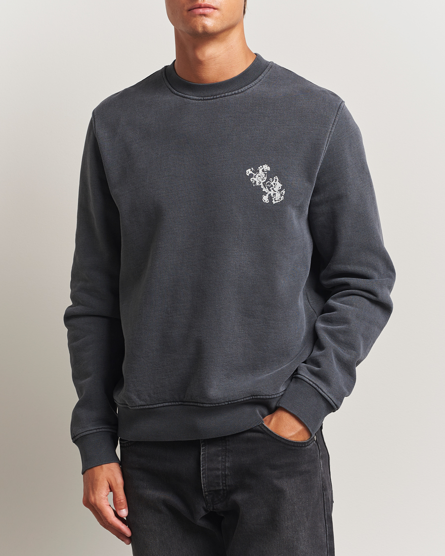 Men | Sweaters & Knitwear | Samsøe Samsøe | Phil Printed Crew Neck Sweatshirt Washed Black