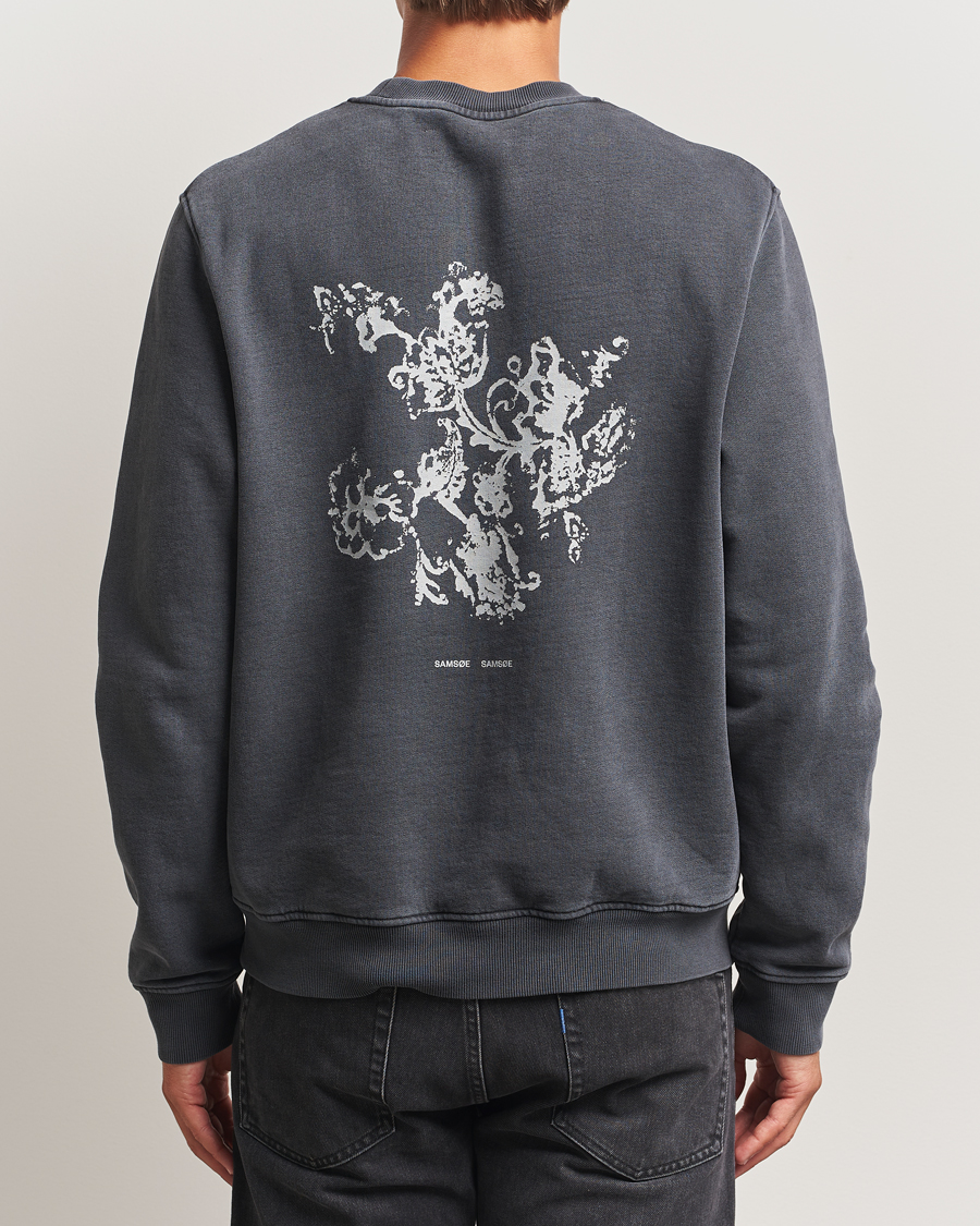 Men | Sweaters & Knitwear | Samsøe Samsøe | Phil Printed Crew Neck Sweatshirt Washed Black