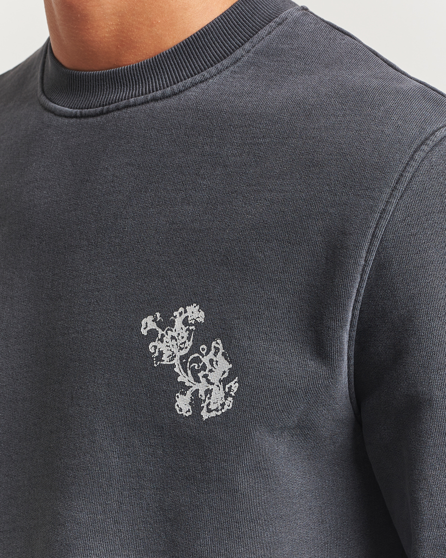 Men | Sweaters & Knitwear | Samsøe Samsøe | Phil Printed Crew Neck Sweatshirt Washed Black