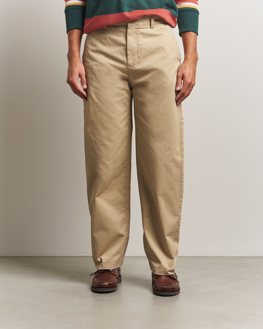Men | Trousers | GANT 240 Mulberry Street | Relaxed Fit Cotton Twill Chinos Woody Beige