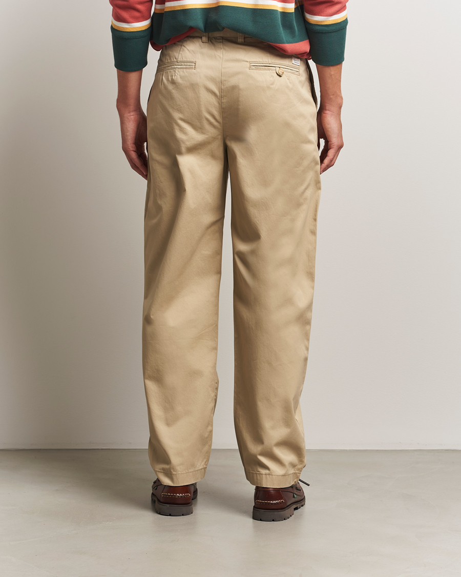 Men | Trousers | GANT 240 Mulberry Street | Relaxed Fit Cotton Twill Chinos Woody Beige