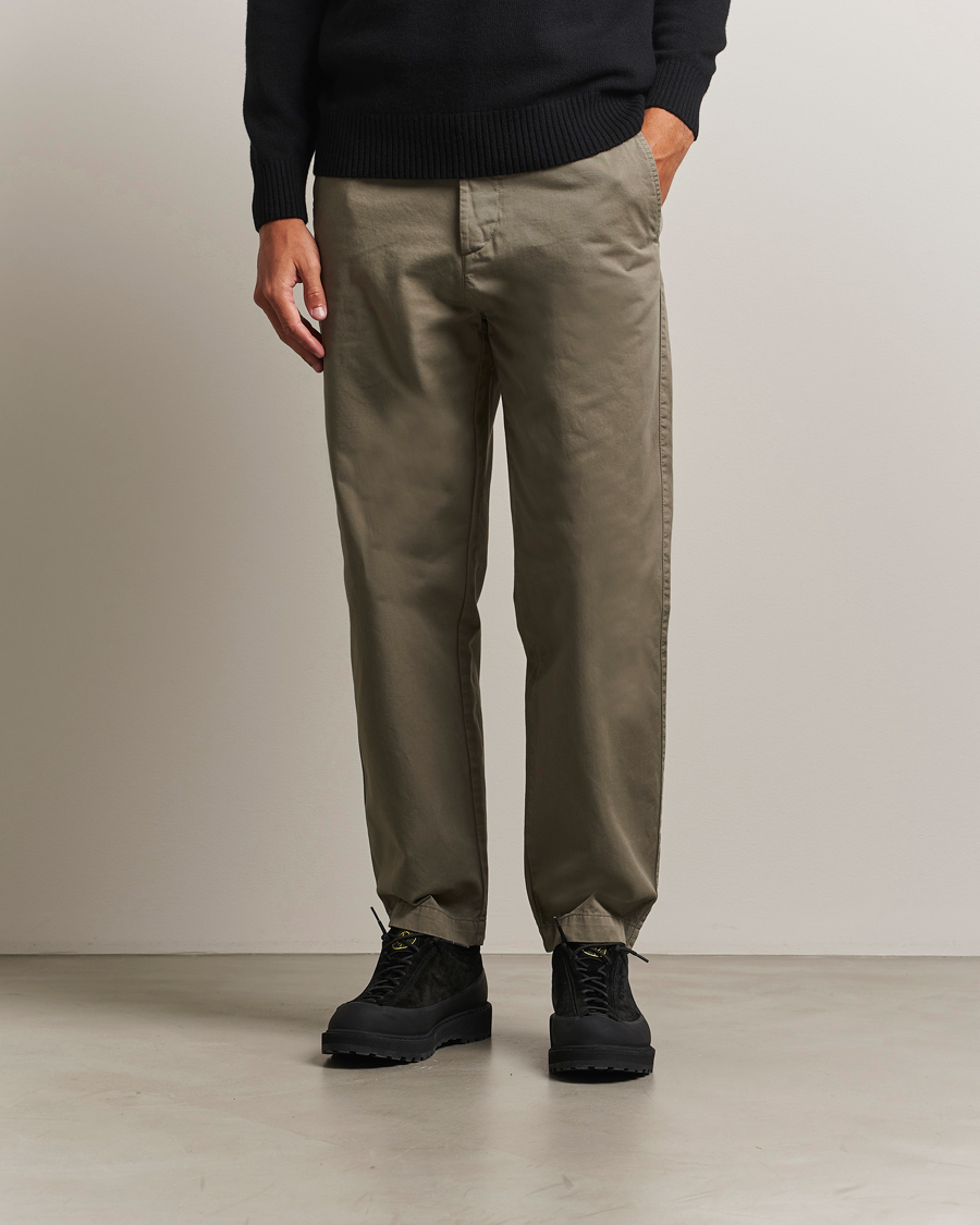 【新品】C.P. COMPANY Simple Chino Pants C.P. Company Cotton Gabardine Chino Grey at CareOfCarl.com