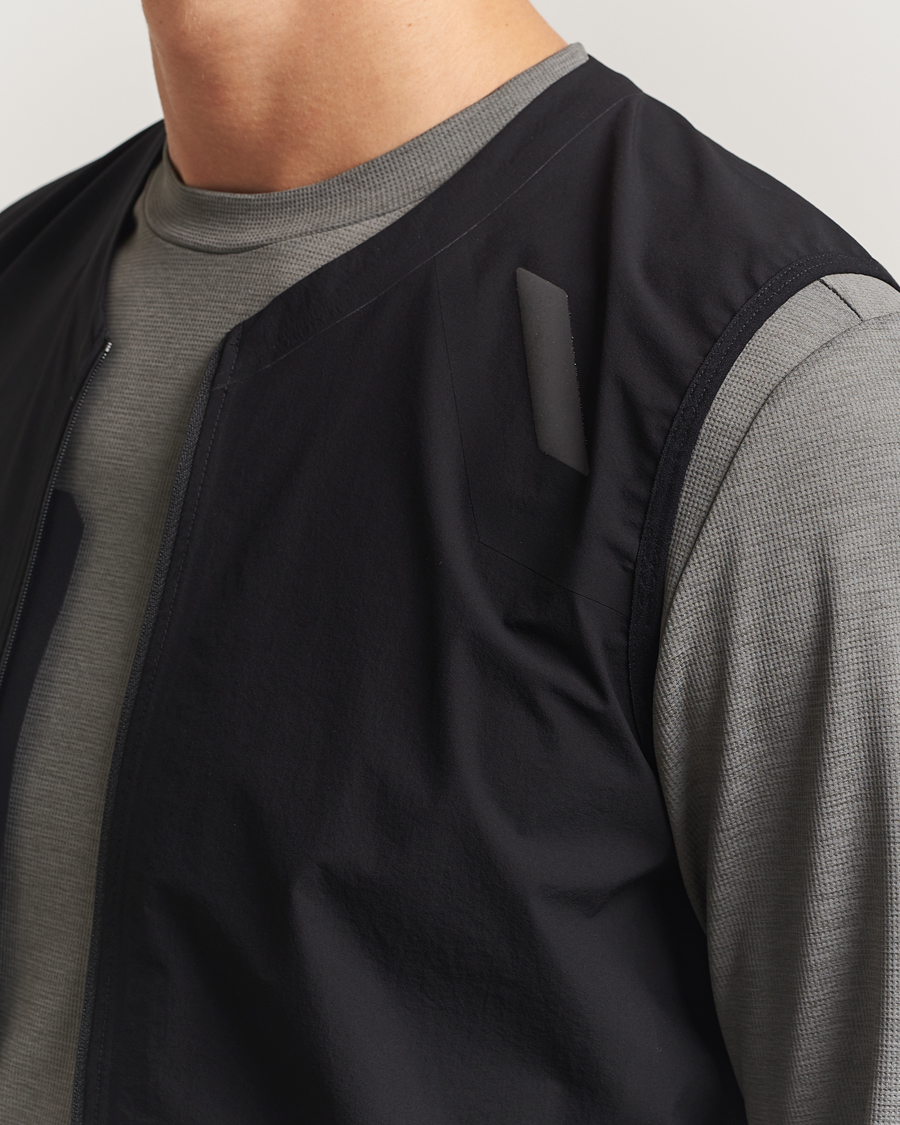 Men | Gilets | SOAR Running | Rainout Gilet Black