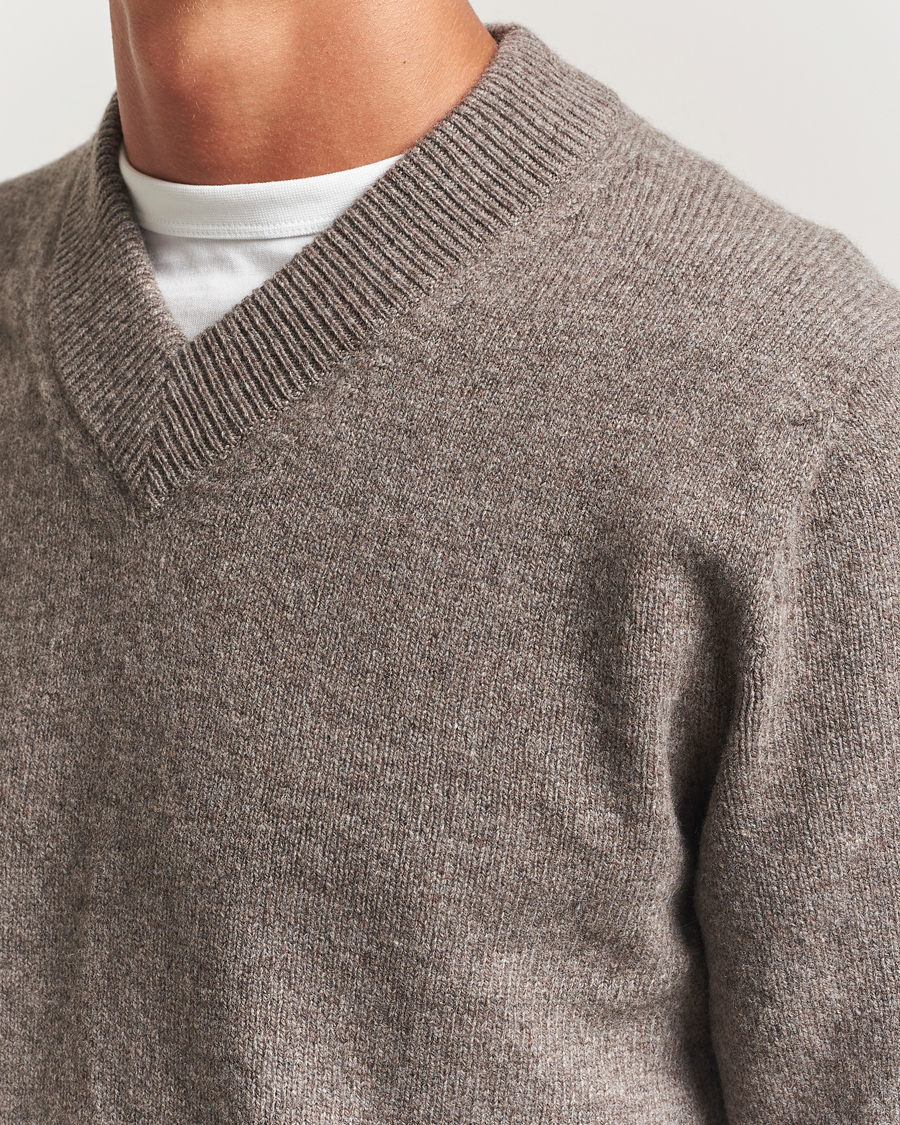 Men | Sweaters & Knitwear | Sunspel | Knitted Lambswool V-Neck Bark