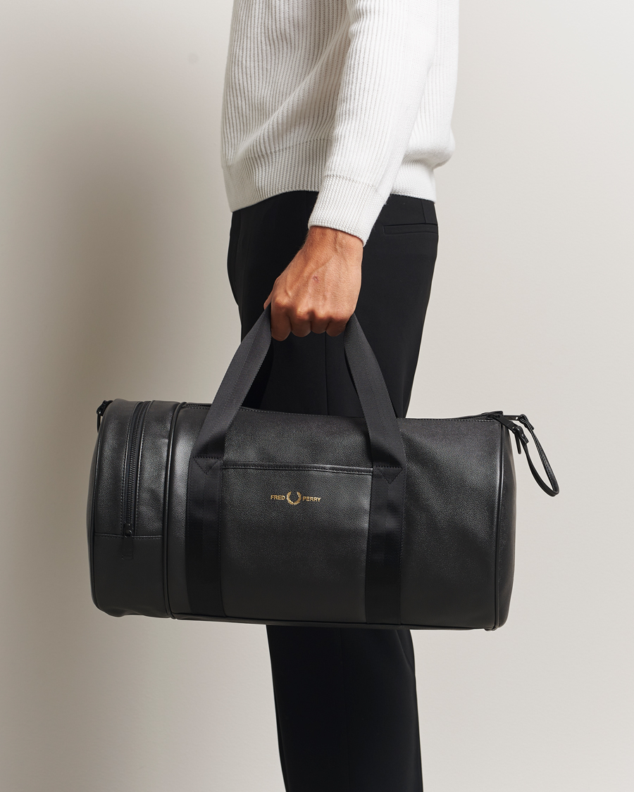 Men | Fred Perry Scotch Grain Leather Barrel Bag Black | Fred Perry | Scotch Grain Leather Barrel Bag Black