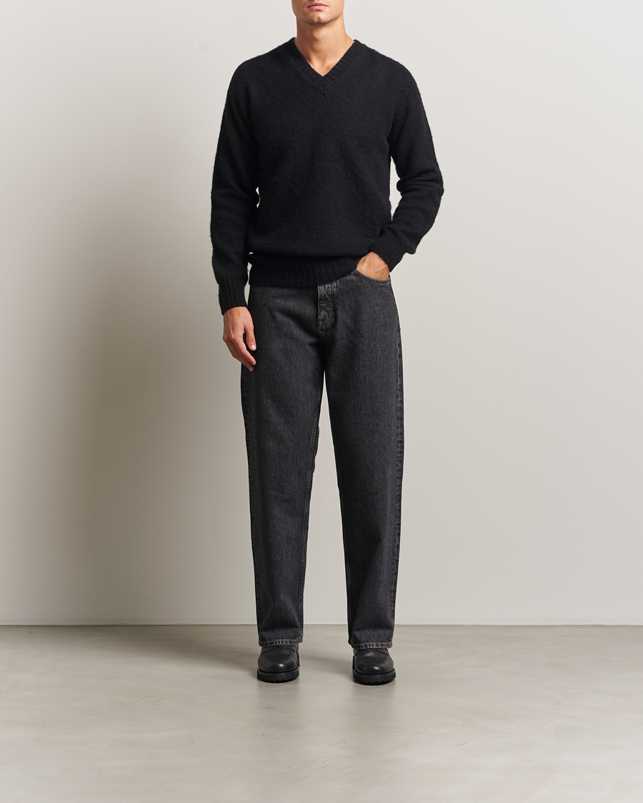 Men | Sweaters & Knitwear | Harley Of Scotland for Care of Carl | Harley Of Scotland Brushed Supersoft Lambswool V-Neck Black