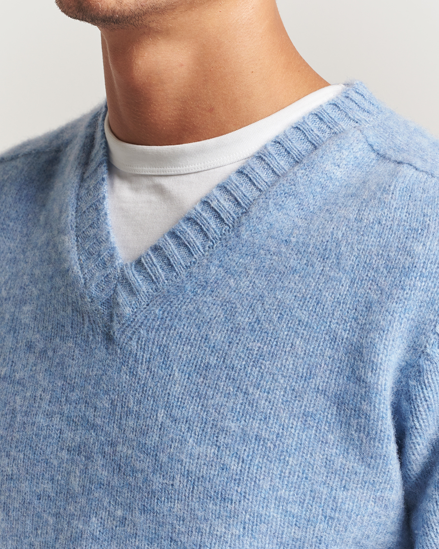 Men | Sweaters & Knitwear | Harley Of Scotland for Care of Carl | Harley Of Scotland Brushed Supersoft Lambswool V-Neck Light Blue