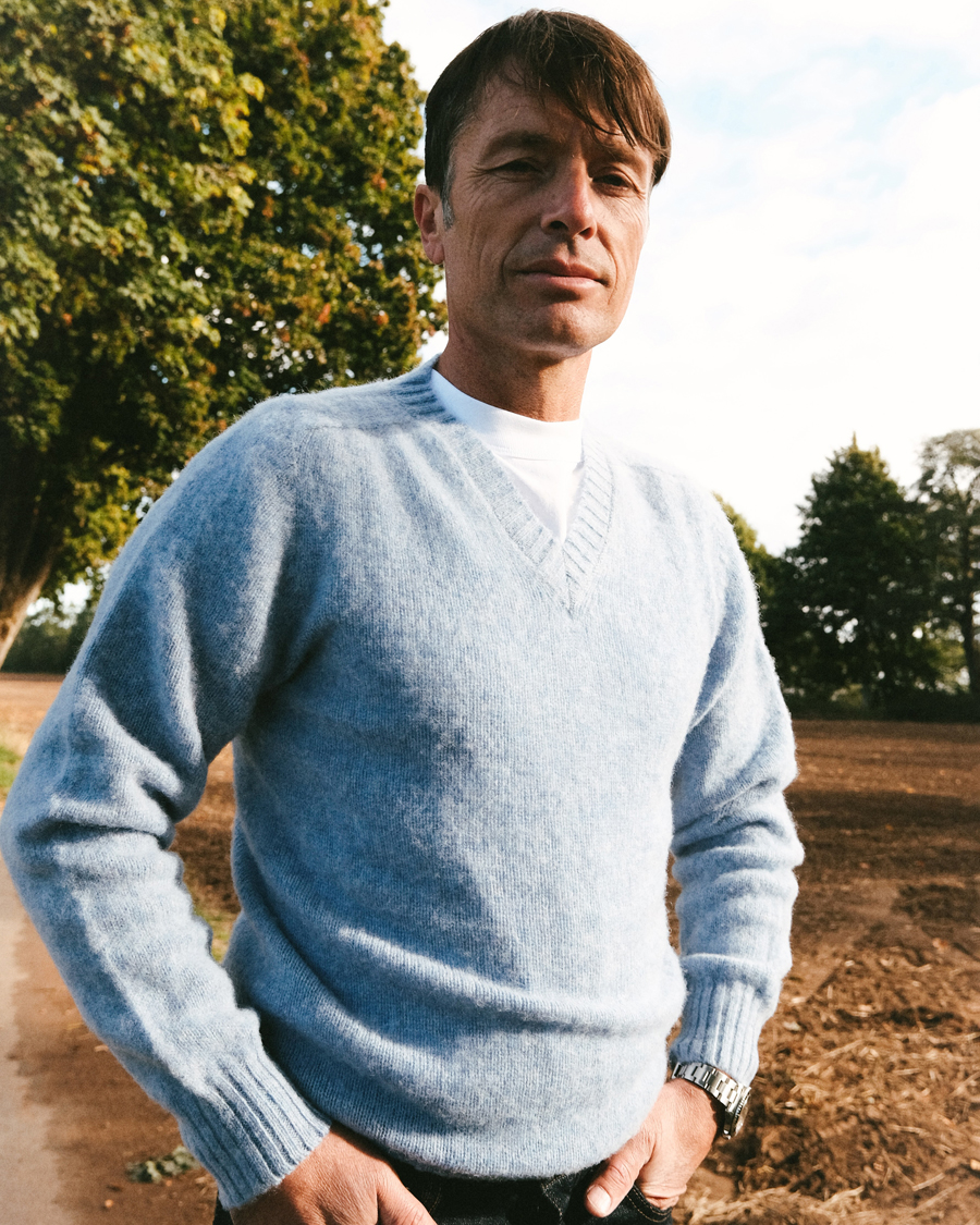 Men | Sweaters & Knitwear | Harley Of Scotland for Care of Carl | Harley Of Scotland Brushed Supersoft Lambswool V-Neck Light Blue