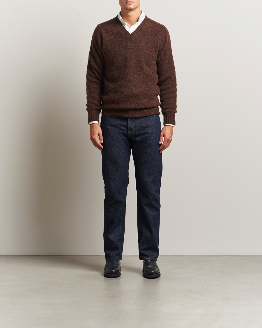 Men | Sweaters & Knitwear | Harley Of Scotland for Care of Carl | Harley Of Scotland Brushed Supersoft Lambswool V-Neck Brown