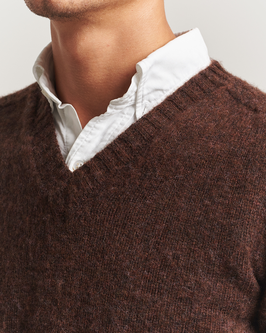 Men | Sweaters & Knitwear | Harley Of Scotland for Care of Carl | Harley Of Scotland Brushed Supersoft Lambswool V-Neck Brown