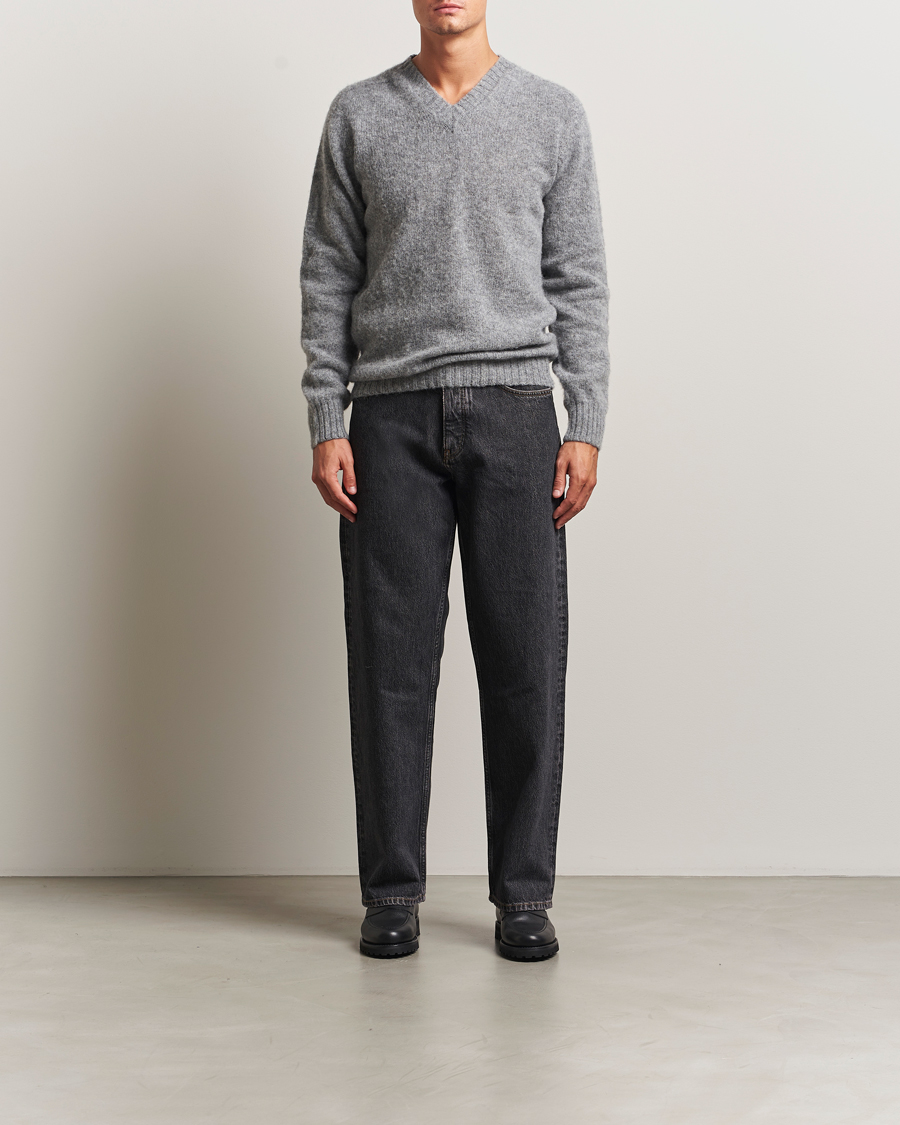 Men | Sweaters & Knitwear | Harley Of Scotland for Care of Carl | Harley Of Scotland Brushed Supersoft Lambswool V-Neck Mid Grey
