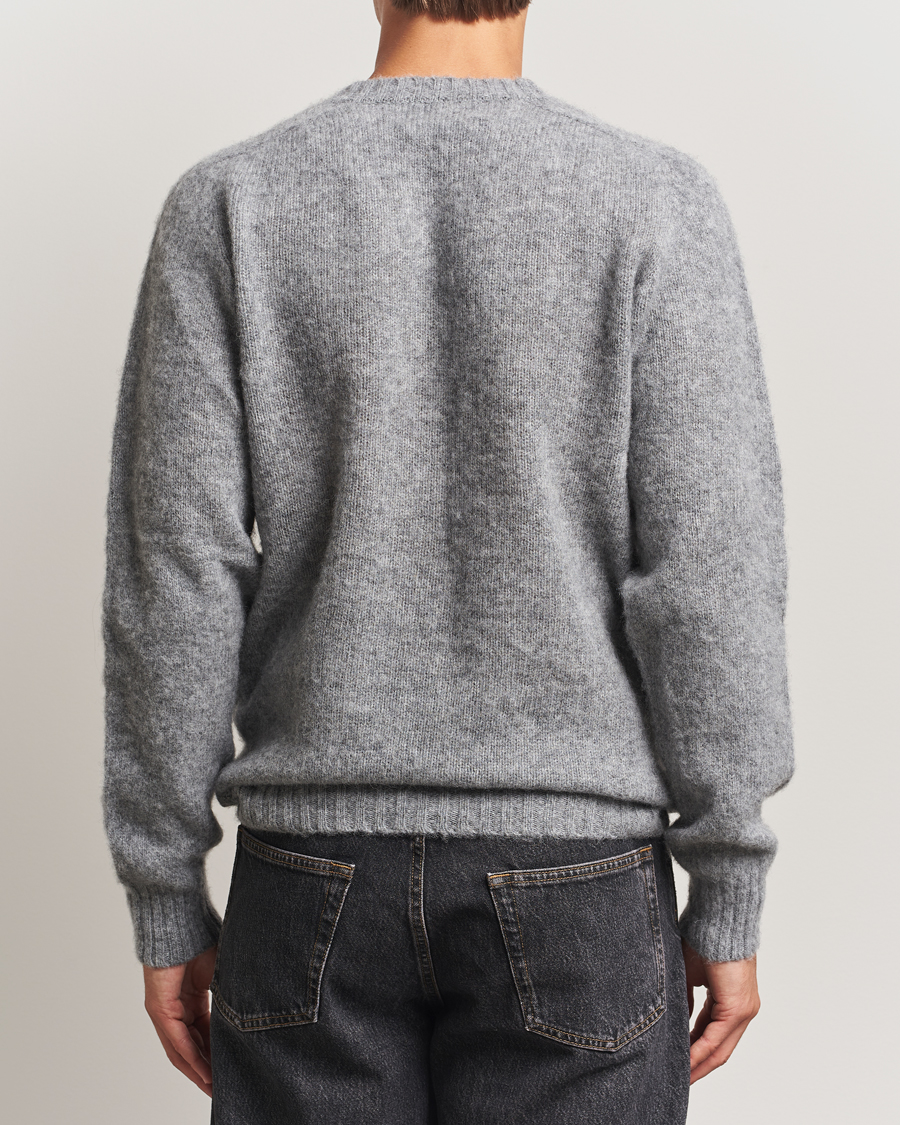 Men | Sweaters & Knitwear | Harley Of Scotland for Care of Carl | Harley Of Scotland Brushed Supersoft Lambswool V-Neck Mid Grey