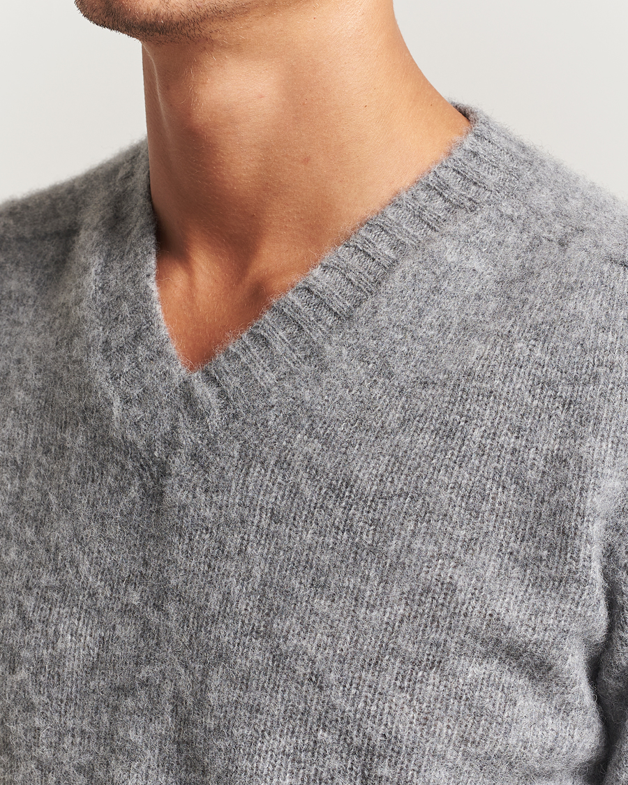 Men | Sweaters & Knitwear | Harley Of Scotland for Care of Carl | Harley Of Scotland Brushed Supersoft Lambswool V-Neck Mid Grey