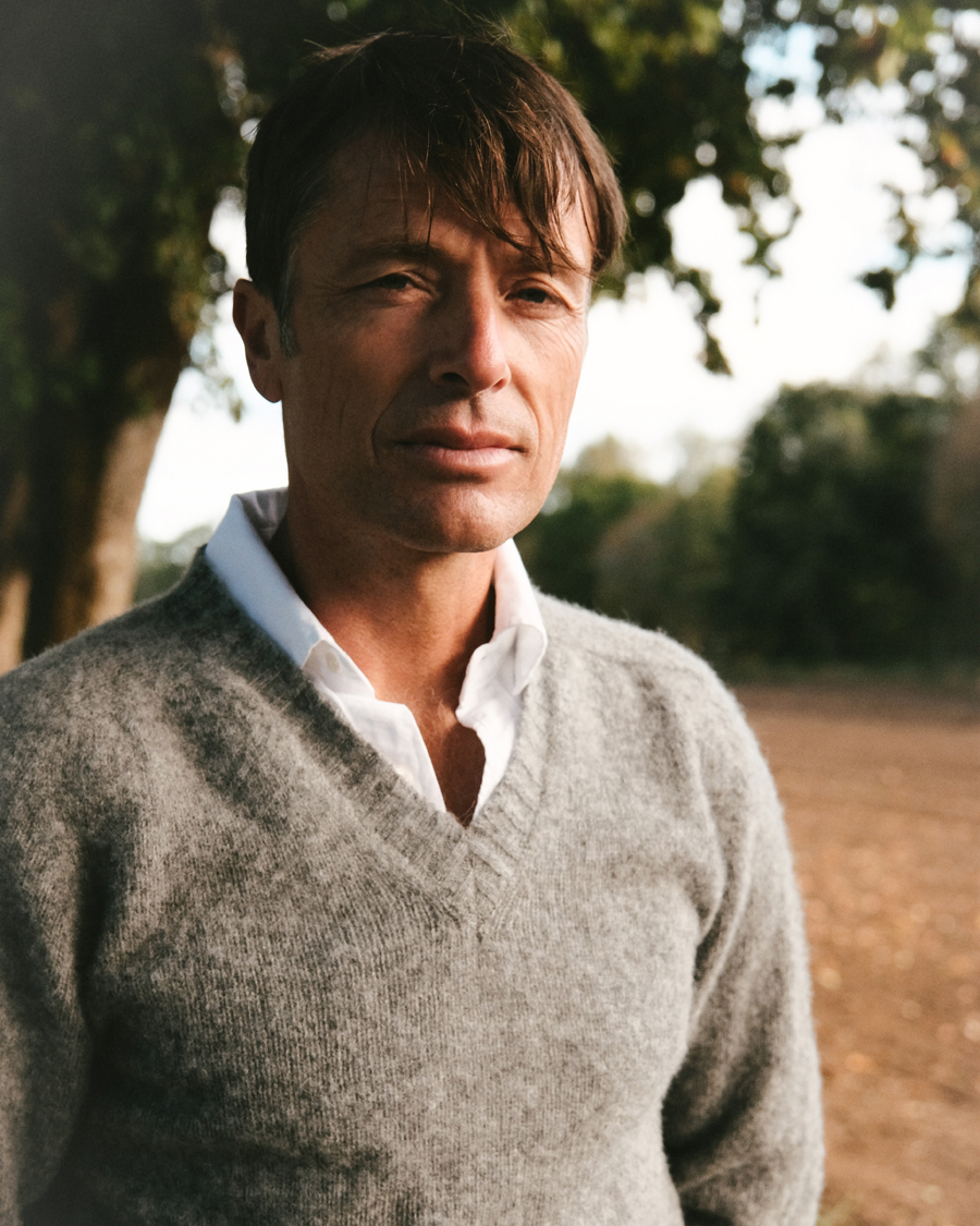 Men | Sweaters & Knitwear | Harley Of Scotland for Care of Carl | Harley Of Scotland Brushed Supersoft Lambswool V-Neck Mid Grey