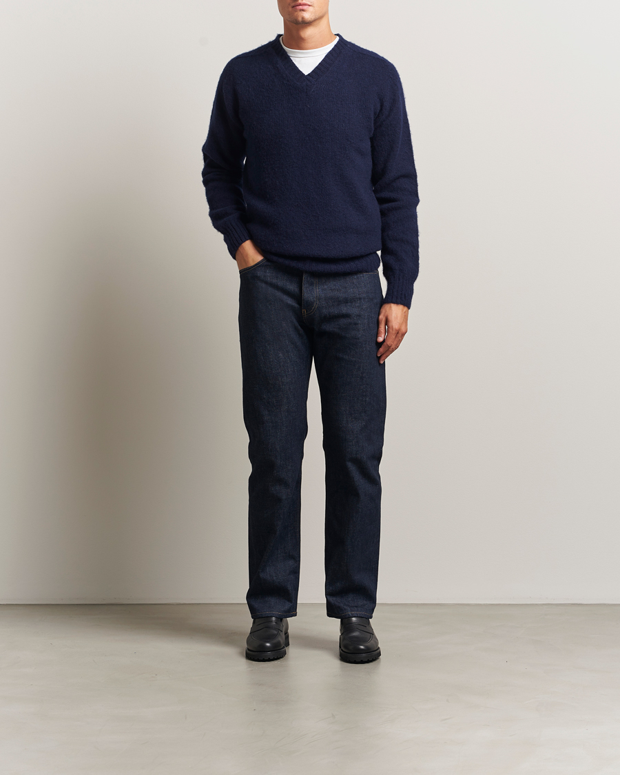 Men | Sweaters & Knitwear | Harley Of Scotland for Care of Carl | Harley Of Scotland Brushed Supersoft Lambswool V-Neck Navy
