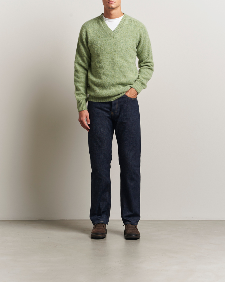Men | Sweaters & Knitwear | Harley Of Scotland | Brushed Supersoft Lambswool V-Neck Light Green