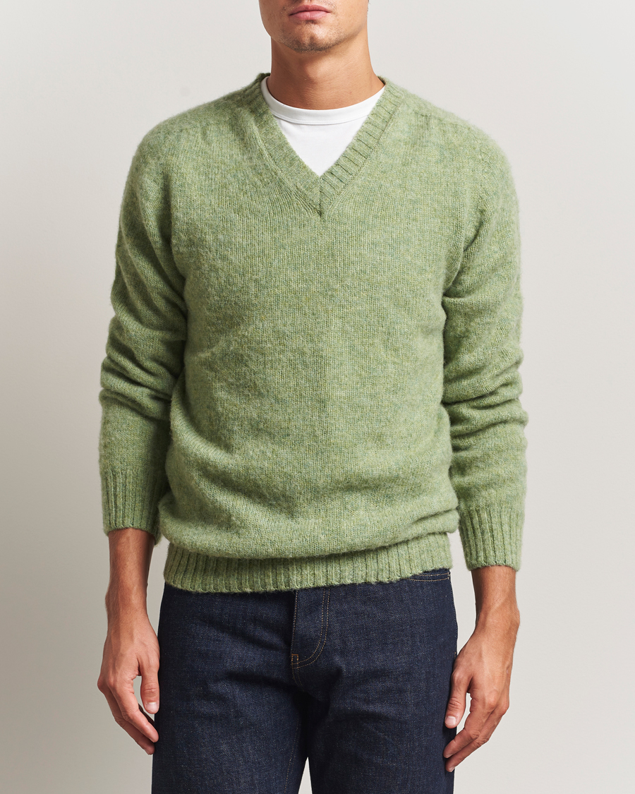 Men | Sweaters & Knitwear | Harley Of Scotland | Brushed Supersoft Lambswool V-Neck Light Green