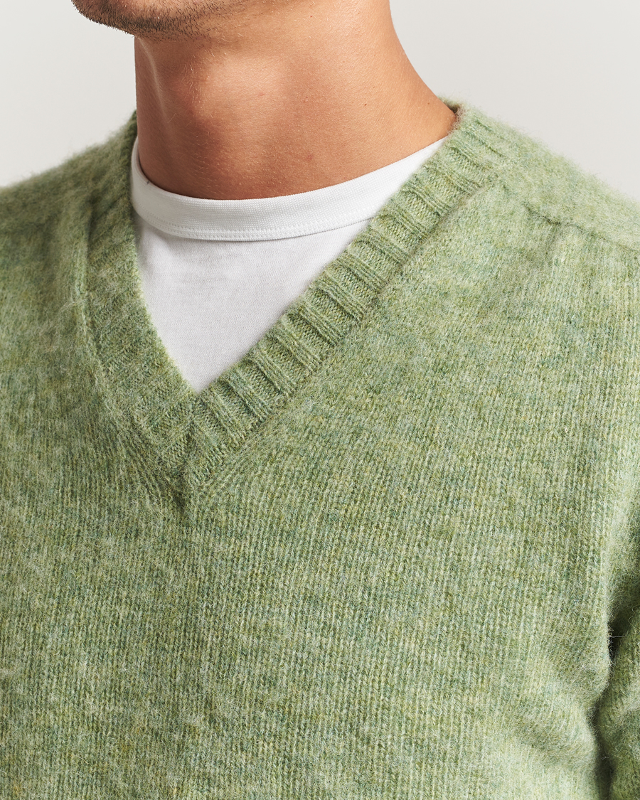 Men | Sweaters & Knitwear | Harley Of Scotland | Brushed Supersoft Lambswool V-Neck Light Green