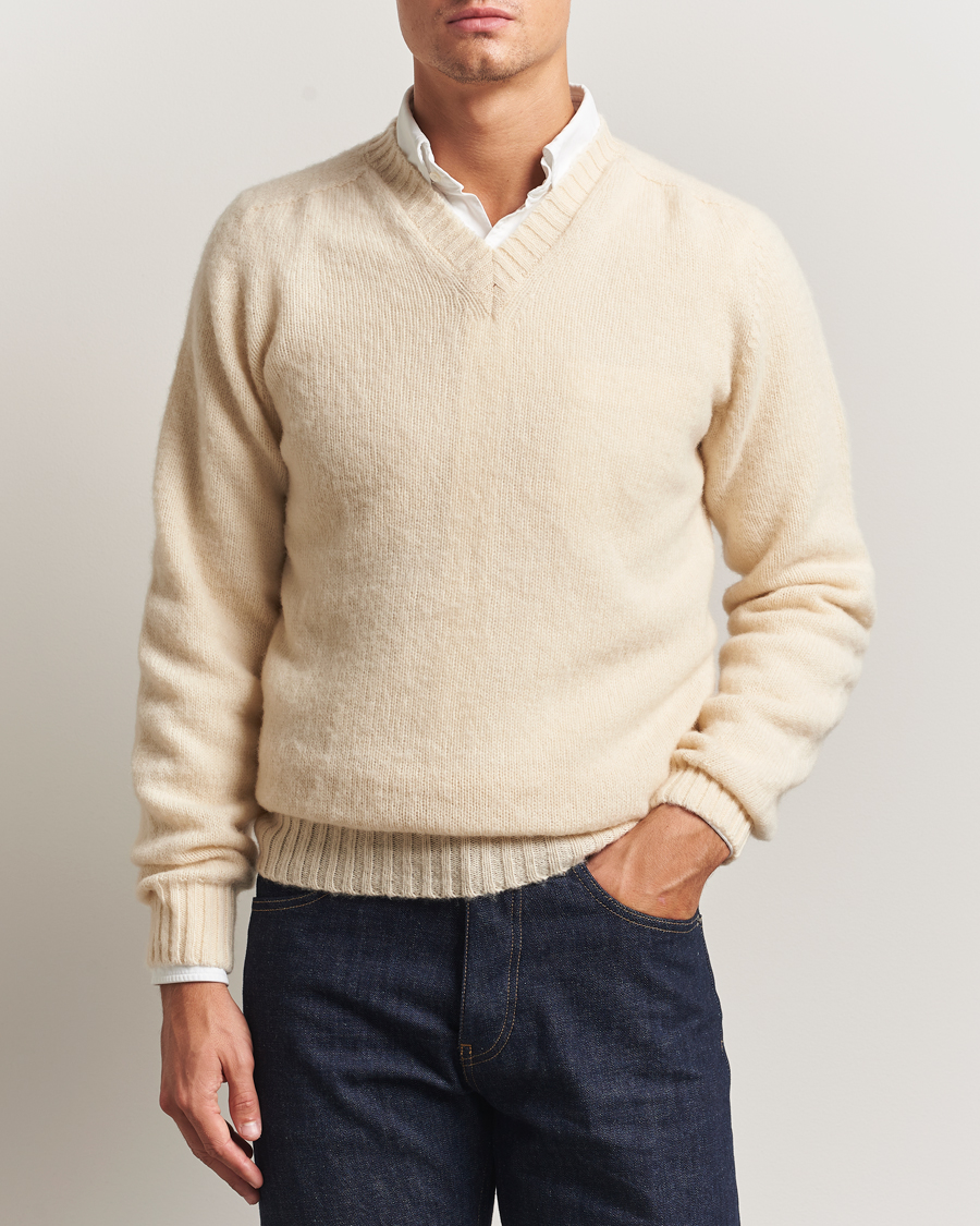 Men | Sweaters & Knitwear | Harley Of Scotland for Care of Carl | Harley Of Scotland Brushed Supersoft Lambswool V-Neck Vanilla