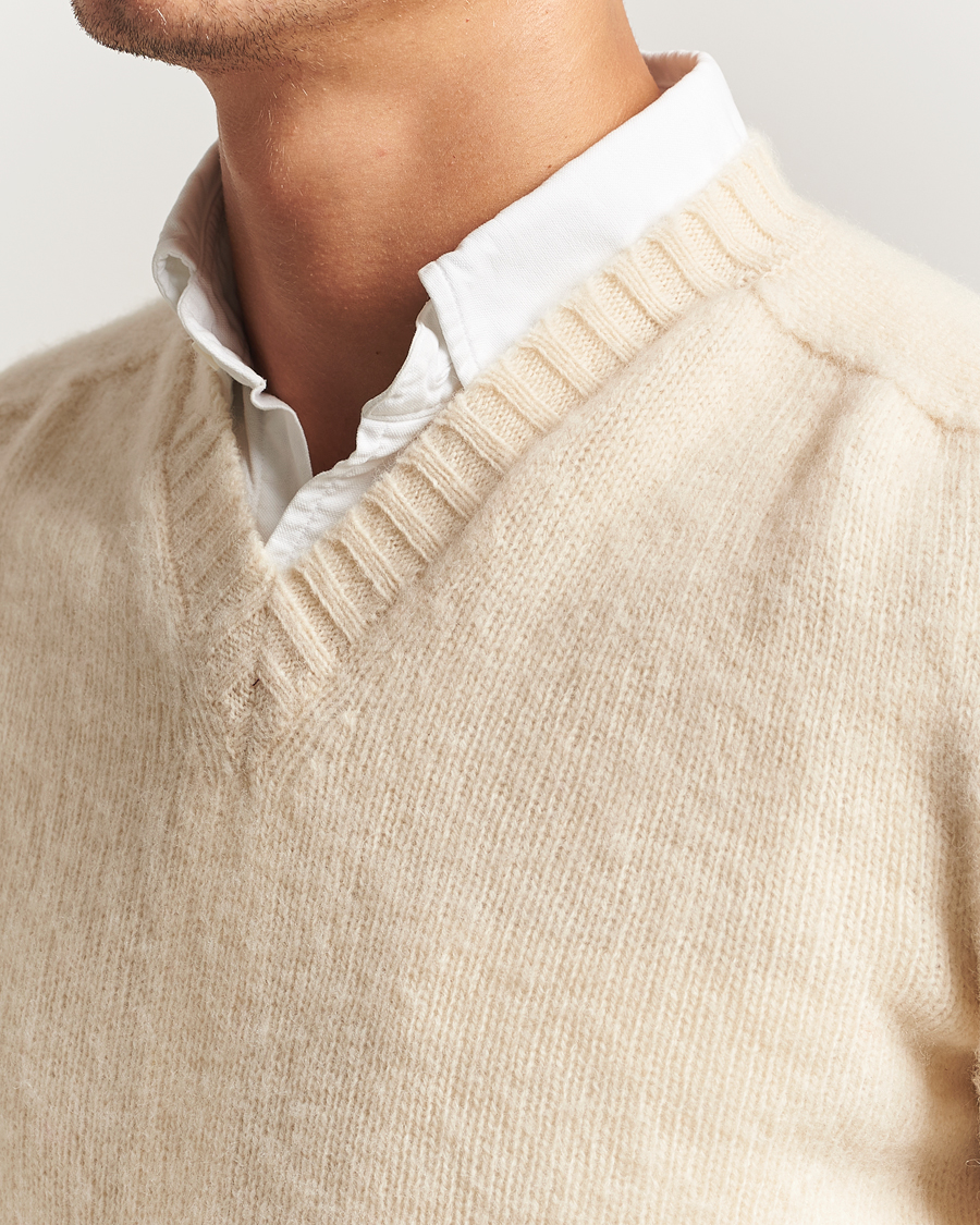Men | Sweaters & Knitwear | Harley Of Scotland for Care of Carl | Harley Of Scotland Brushed Supersoft Lambswool V-Neck Vanilla
