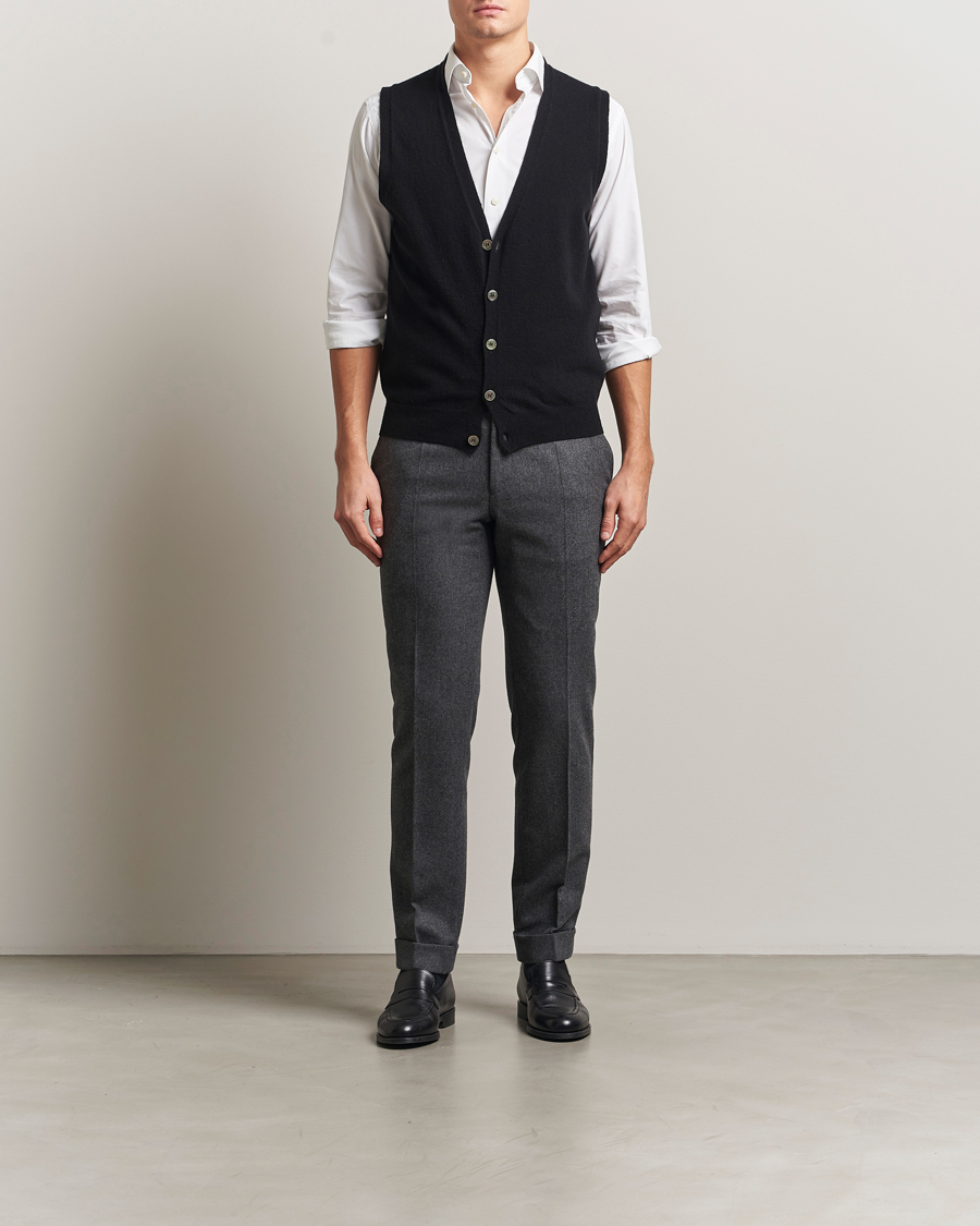 Men | Sweaters & Knitwear | Oscar Jacobson | Guiseppe Buttoned Vest Black