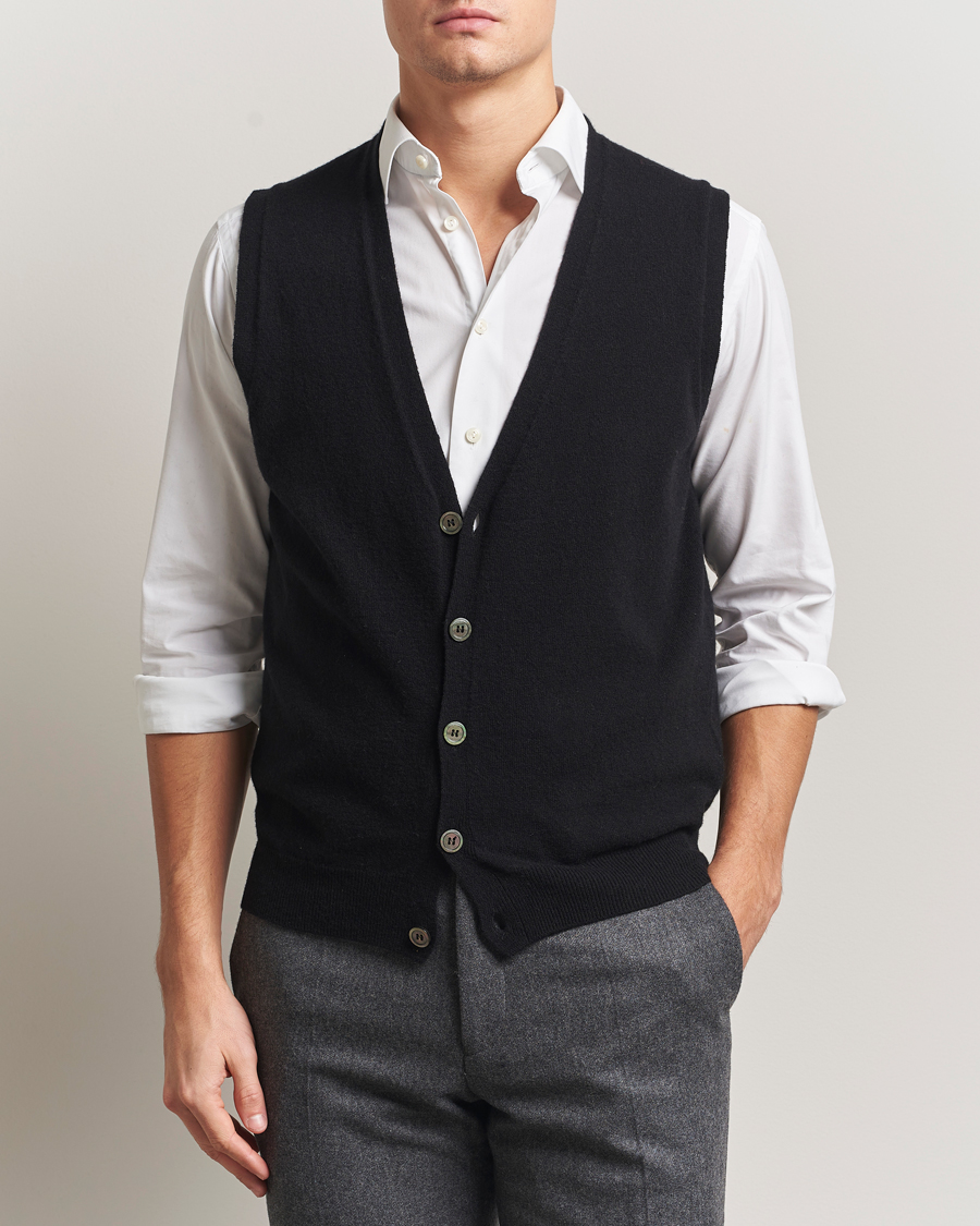 Men | Sweaters & Knitwear | Oscar Jacobson | Guiseppe Buttoned Vest Black